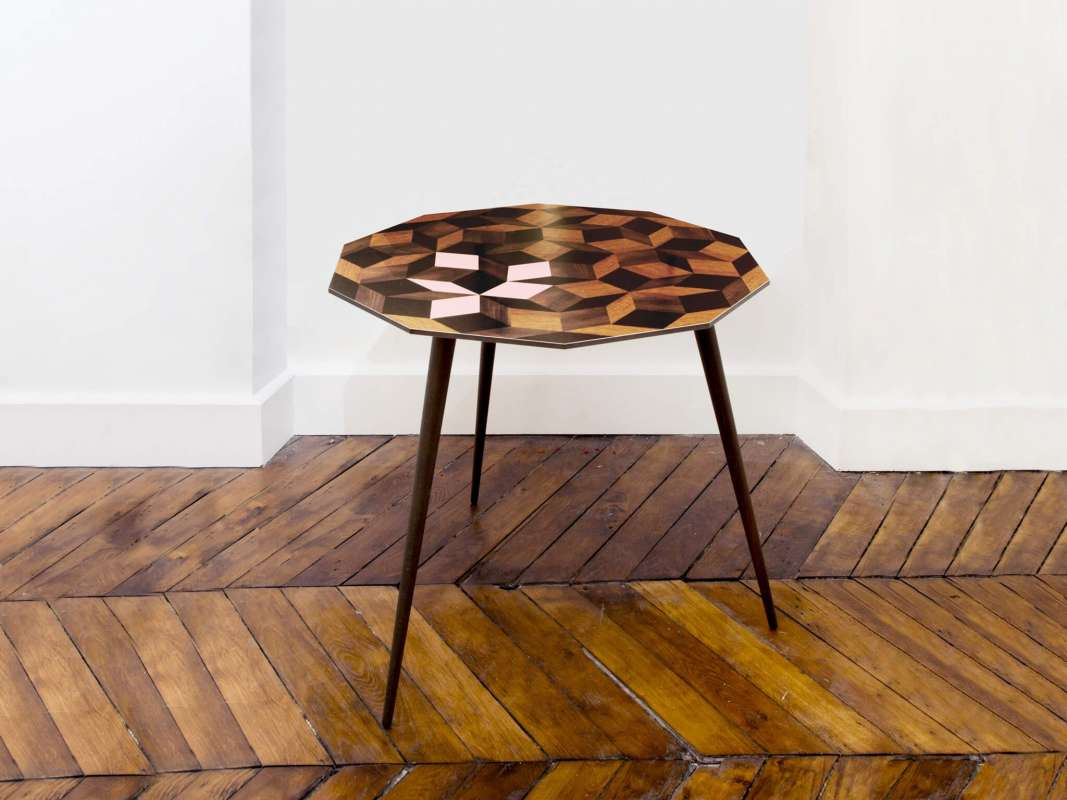 Table à manger Penrose au motif géométrique Spring Wood, marqueterie de bois et rose. Design IchetKar édition Bazartherapy