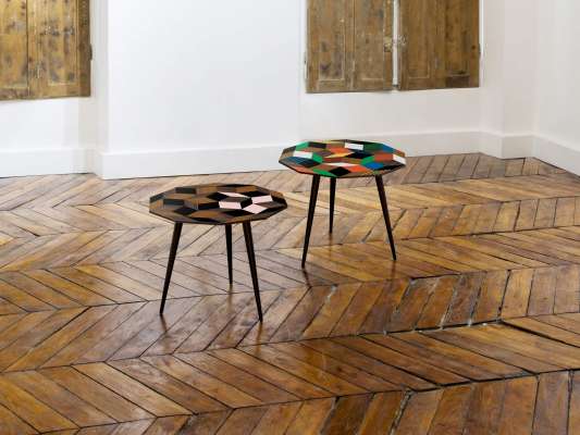 Les tables spring wood et crazy wood en photo dans la galerie Jospeh à paris. Motifs géométriques, design ichetkar.