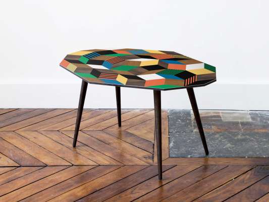 Table basse au motif géométrique Penrose Crazy Wood, photographie à la Galerie Joseph, design IchetKar, edition bazartherapy