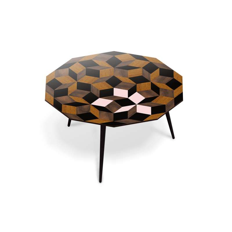 Table basse ronde Penrose, motif géométrique et marqueterie de bois et  rose poudré, design IchetKar, édition bazartherapy