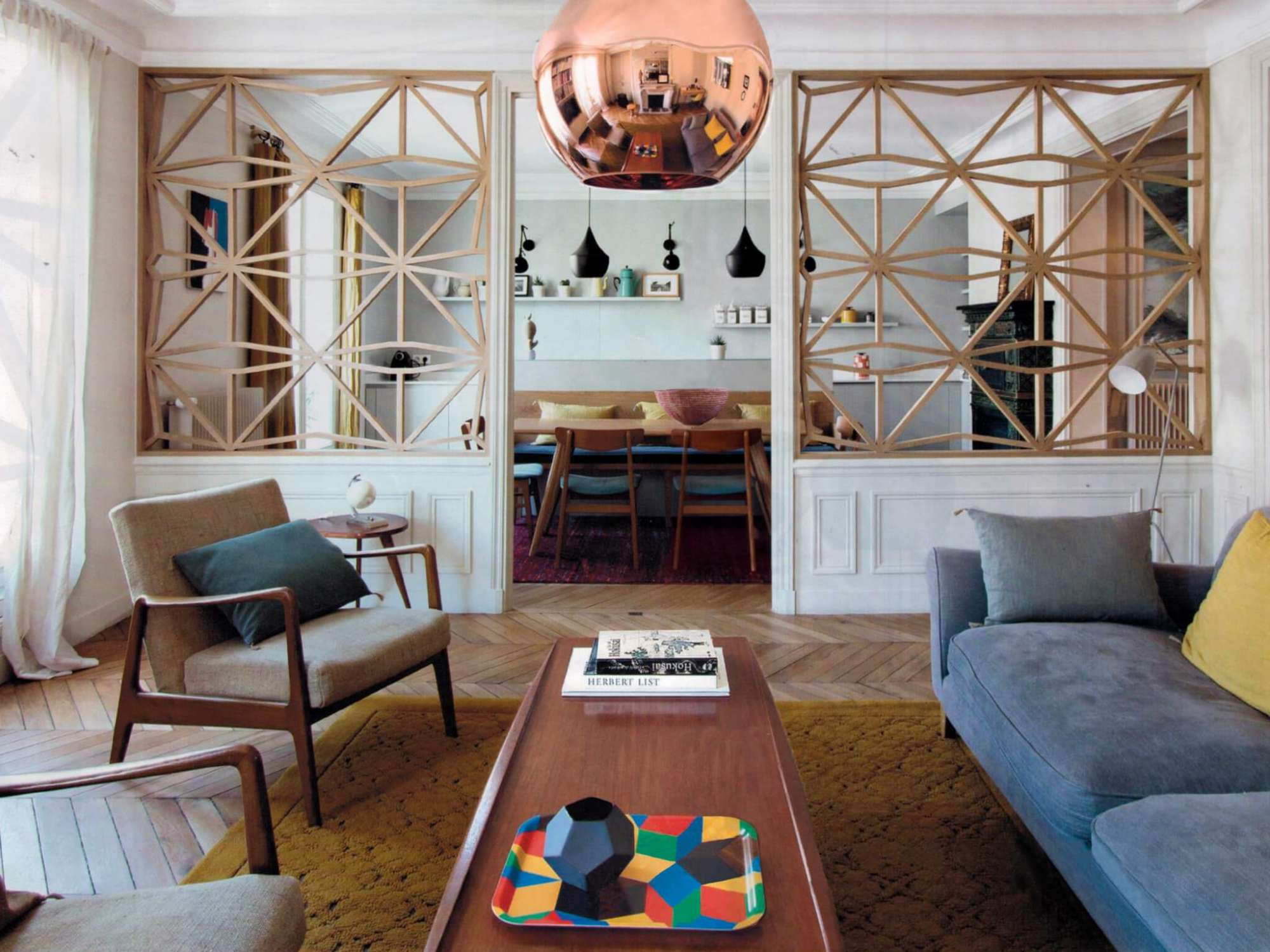 photo du Plateau Penrose Playwood sur une table dans un salon, Design IchetKar édition Bazartherapy