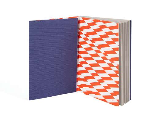 carnet de fabrication artisanale par les éditions cent pages, couverture bleue et motif rayure graphique by ichetkar
