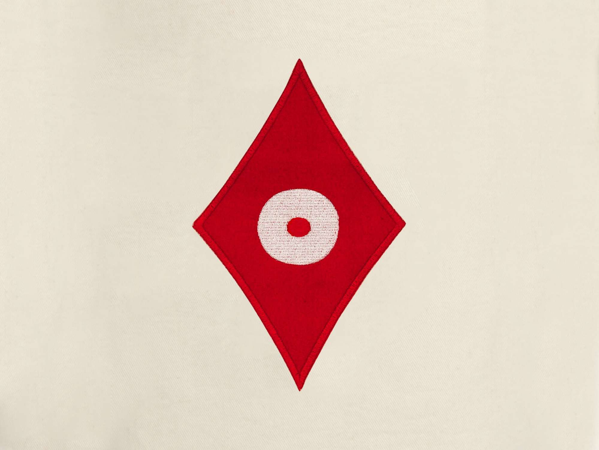 détail de la pochette de voyage carreau, elle reprend le motif carreau pokerface phares du studio Ich&Kar.