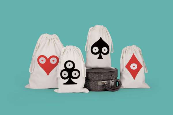 La collection textile pokerface est dessinée par Helena en 2014 pour Bazarthérapy, elle reprend les motifs pokerface.