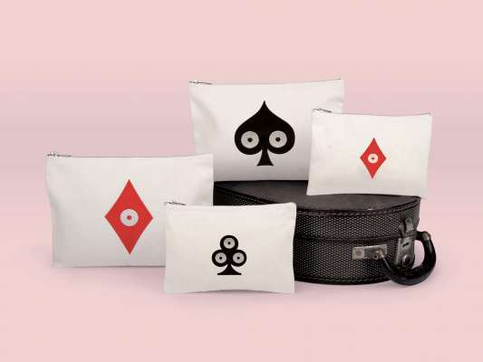 La collection textile pokerface est dessinée par Helena en 2014 pour Bazarthérapy, elle reprend les motifs pokerface.