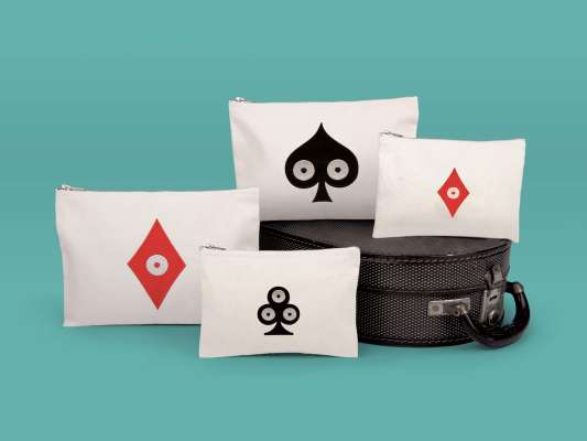 La collection textile pokerface est dessinée par Helena en 2014 pour Bazarthérapy, elle reprend les motifs pokerface.