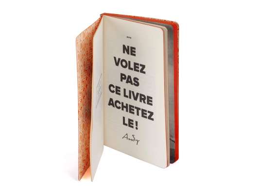 un livre, une carte de bar, un objet graphique étonnant dessiné par Ich&Kar