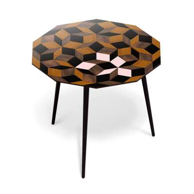Table à manger ronde Penrose Spring Wood, marqueterie de bois et couleur rose poudré. Design IchetKar édition Bazartherapy