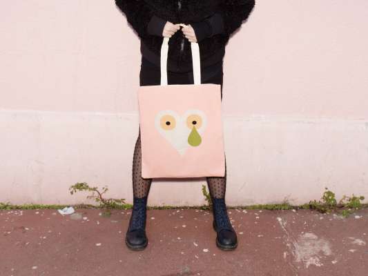 un tote bag d'artiste pour la saint valentin sérigraphie rose