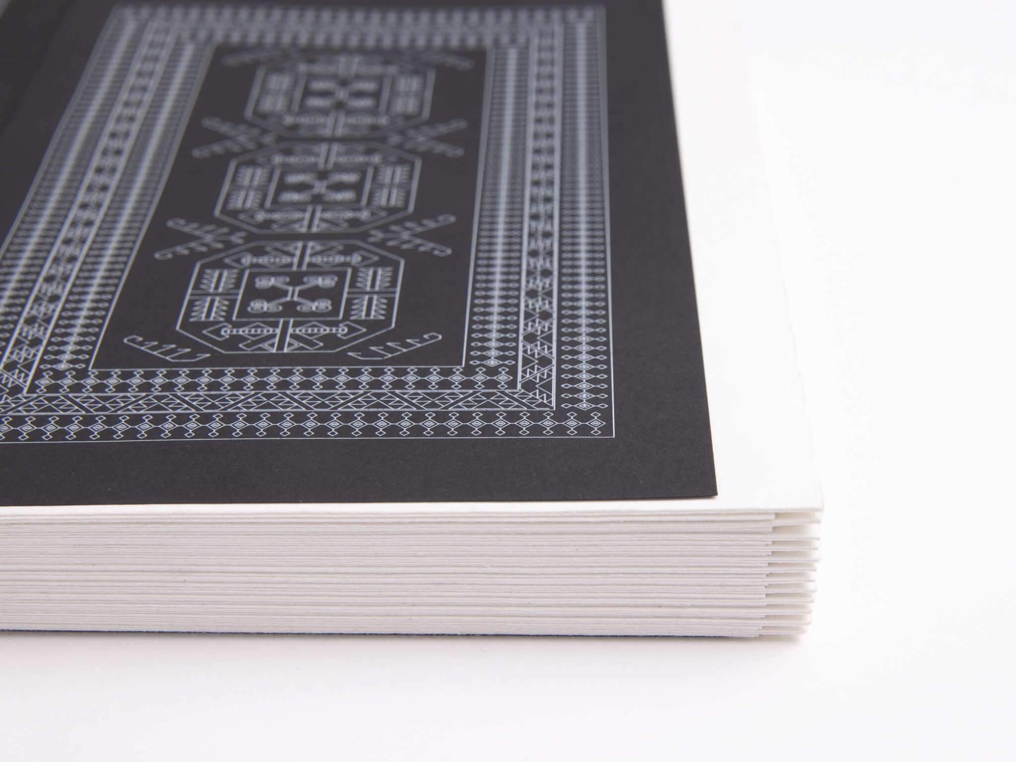 cent pages blanches il/elle paraît