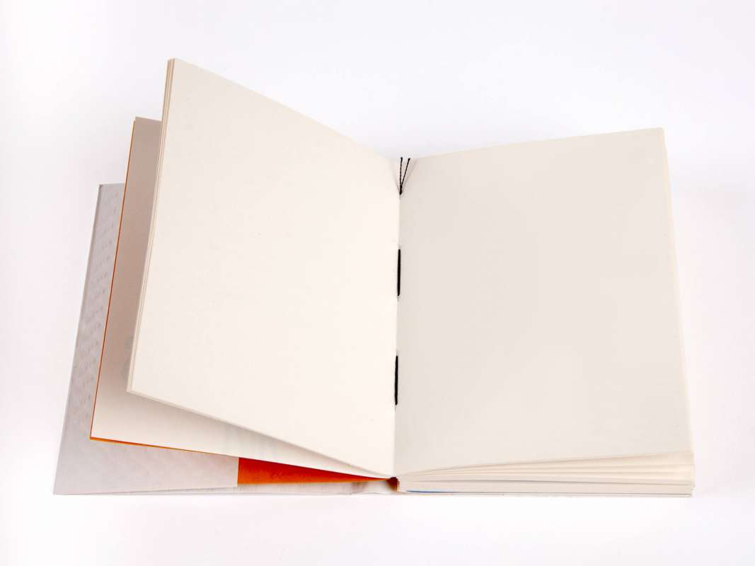 L'intérieur du carnet Farces et attrape de la collection cent pages blanche par les Éditions cent pages